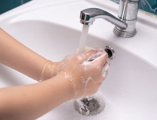 Abfluss am Waschbecken verstopft: Anzeichen, Ursachen & Tipps